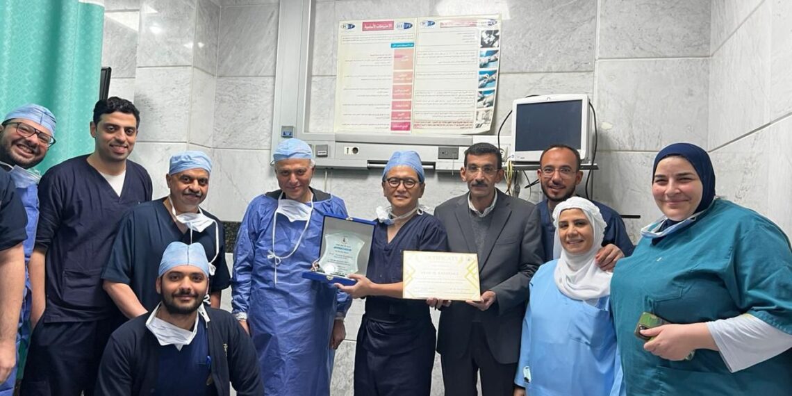 فريق طبي بقصر العيني يشارك خبيرا يابانيا عالميا في إجراء جراحتين معقدتين لحالتي زراعة كبد بالمنيل الجامعي التخصصي