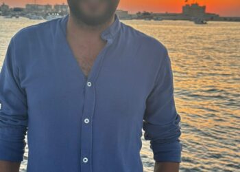 مالكة احدي القنوات الفضائية المعروفة تقوم بتعيين عمرو غيث مدير تسويق للقناة لممارسة النصب والاحتيال من داخل مدينة الإنتاج الإعلامي