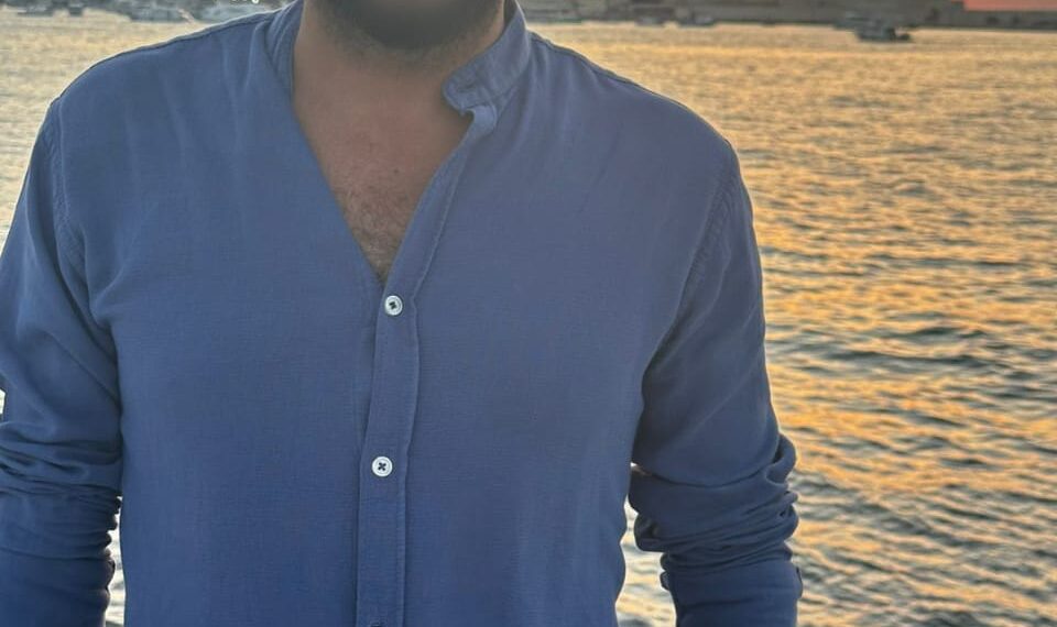 مالكة احدي القنوات الفضائية المعروفة تقوم بتعيين عمرو غيث مدير تسويق للقناة لممارسة النصب والاحتيال من داخل مدينة الإنتاج الإعلامي