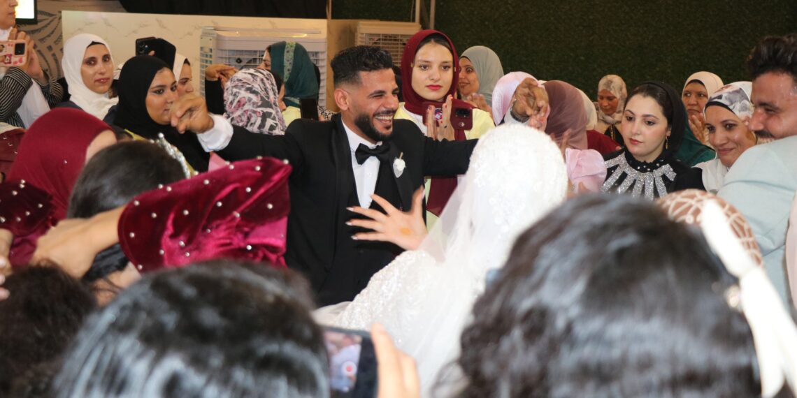 الحاج جمعة الشافعي يقدم أرق التهاني للأستاذ عبد جاد بزفاف شقيق زوجته متمنياً لهما حياة سعيدة